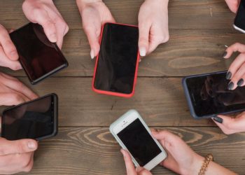 Una ciudad impuso una inédita restricción al uso de celulares: solo dos horas por día