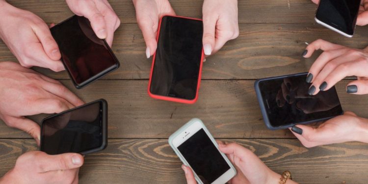 Una ciudad impuso una inédita restricción al uso de celulares: solo dos horas por día