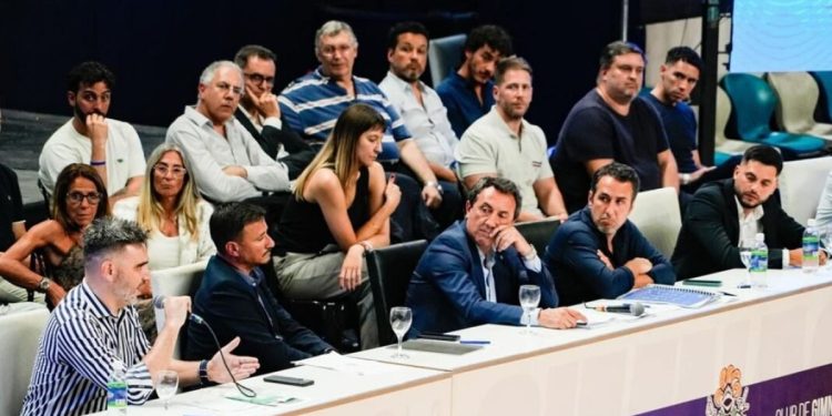Violentos incidentes en la Asamblea de Gimnasia: la Comisión Directiva debió abandonar el Polideportivo