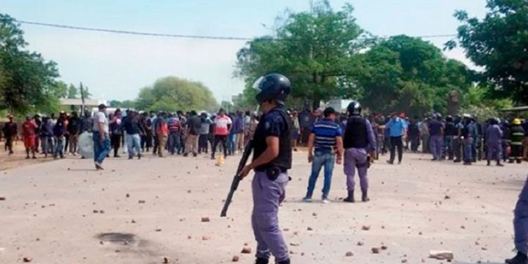 Pedían pan y Zdero les dio balas. Mirá los videos