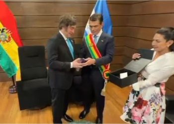 Así es la piedra que el presidente de Bolivia le obsequió a Javier Milei
