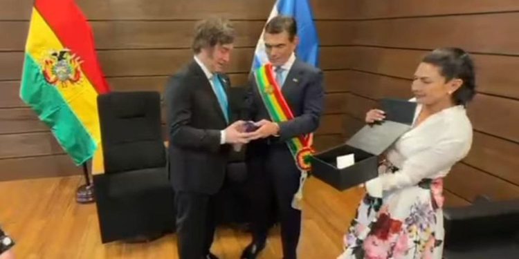 Así es la piedra que el presidente de Bolivia le obsequió a Javier Milei