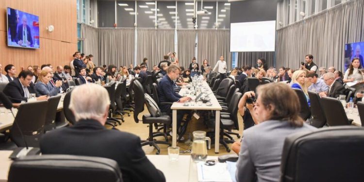 Con lo justo, el Gobierno impuso su dictamen para el tratamiento del Presupuesto 2026