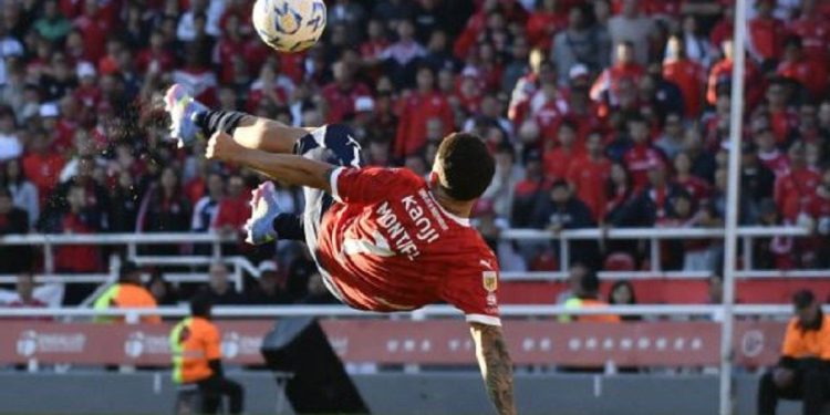 Dos futbolistas argentinos nominados al Premio Puskas y una al Premio Marta por el mejor gol del año