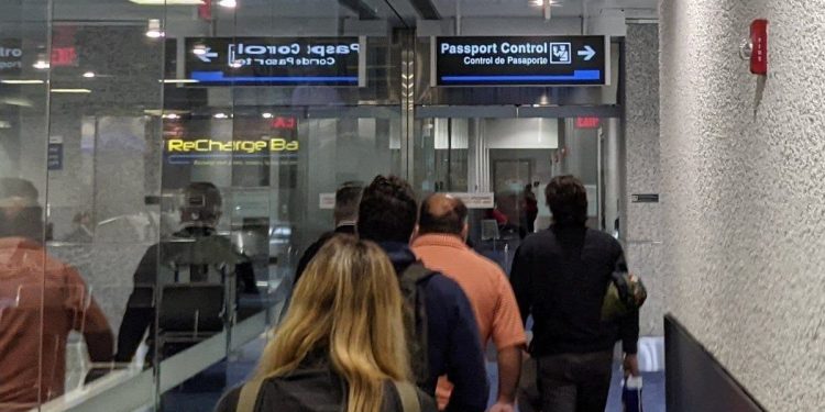 EEUU evalúa negar visas a personas con obesidad por riesgo de “costo público”