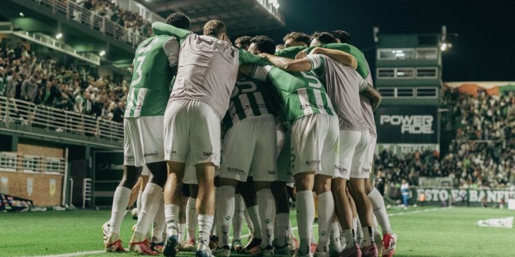 El Clásico del Sur tiene dueño: Banfield venció 2-1 a Lanús y sueña con la clasificación