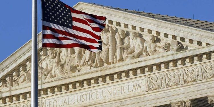 El Tribunal Supremo de EEUU avaló a Donald Trump y prohibió la autoidentificación de género en los pasaportes