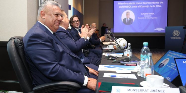 En medio de la polémica con el Gobierno, Claudio Tapia fue ratificado por CONMEBOL como representante ante FIFA