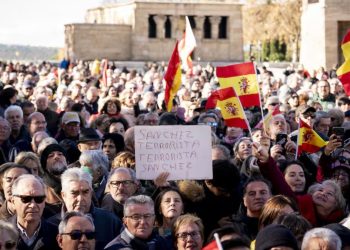 España: miles de personas marcharon en Madrid para exigir elecciones en medio de denuncias de corrupción en el Gobierno