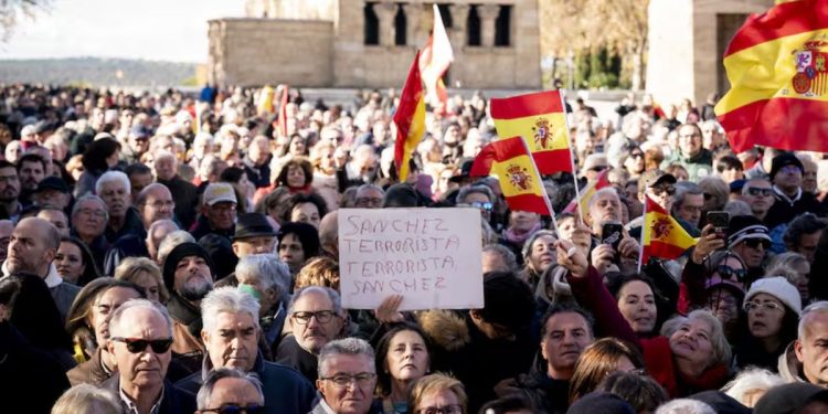 España: miles de personas marcharon en Madrid para exigir elecciones en medio de denuncias de corrupción en el Gobierno
