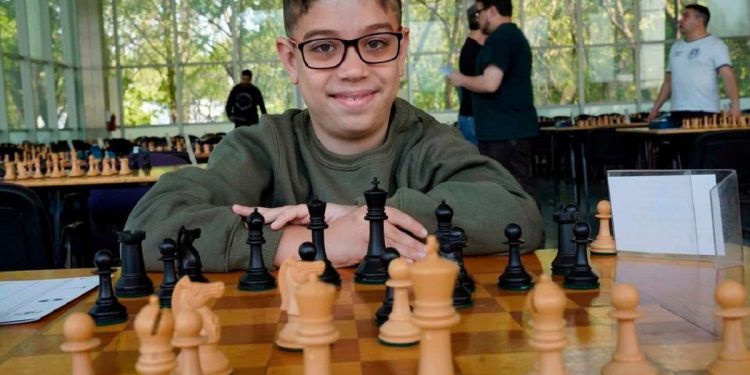 Faustino Oro, el niño argentino que eliminó a un gran maestro croata y dio el primer golpe en la Copa Mundial de ajedrez