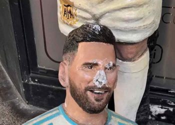 Indignación en Mar del Plata: apareció destruida la estatua de Lionel Messi