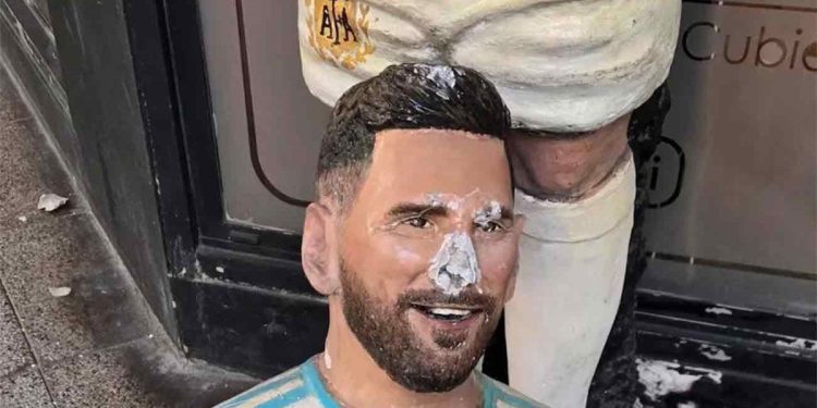 Indignación en Mar del Plata: apareció destruida la estatua de Lionel Messi