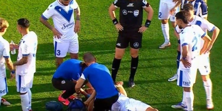 La grave lesión de Lisandro Magallán por un choque de cabezas en Vélez-Talleres