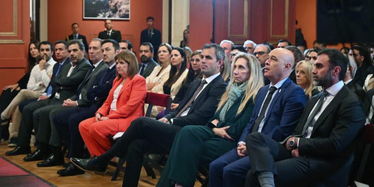 Mientras el gobierno convoca a extraordinarias, UP evalúa impulsar una sesión antes del 10 de diciembre