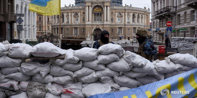 Ucrania: un masivo ataque ruso con drones y misiles deja sin luz a medio Kiev y profundiza la crisis energética