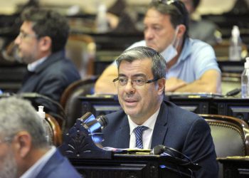 Un grupo de gobernadores peronistas auspicia un nuevo bloque en Diputados y mantiene en vilo a Fuerza Patria