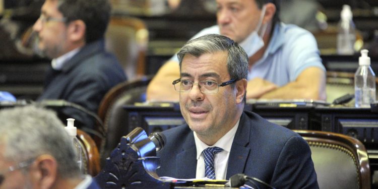 Un grupo de gobernadores peronistas auspicia un nuevo bloque en Diputados y mantiene en vilo a Fuerza Patria