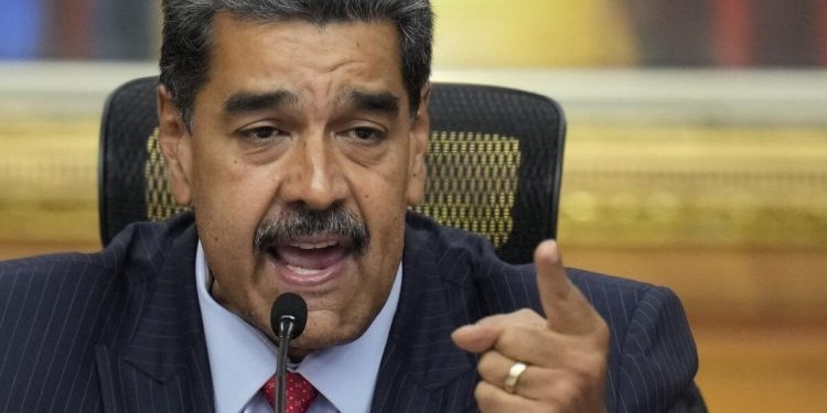 Venezuela: Nicolás Maduro revocó las concesiones y bloqueó a seis aerolíneas que suspendieron vuelos al país
