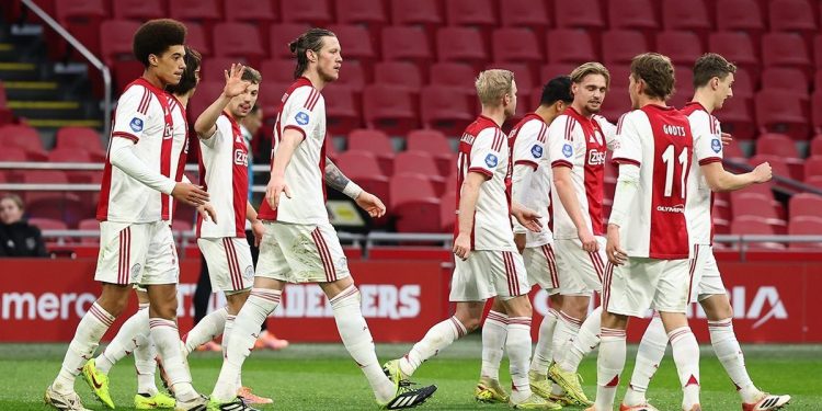Ajax jugó con un solo hincha en el estadio y el motivo te emocionará hasta las lágrimas
