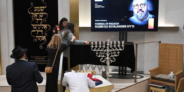 Australia: última despedida a los rabinos asesinados en el ataque a una fiesta judía