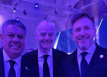 Claudio Tapia gana terreno en la FIFA y se llevó de Qatar una foto con Gianni Infantino y Alejandro Domínguez