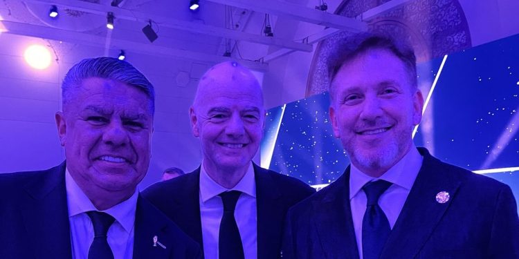 Claudio Tapia gana terreno en la FIFA y se llevó de Qatar una foto con Gianni Infantino y Alejandro Domínguez
