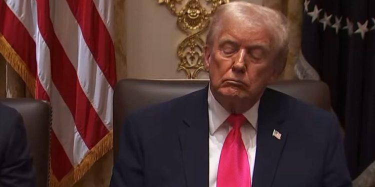 Donald Trump se durmió frente a las cámaras y crecen las dudas sobre su salud