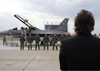El curioso sticker pegado en uno de los aviones F-16 “en honor al Presidente”