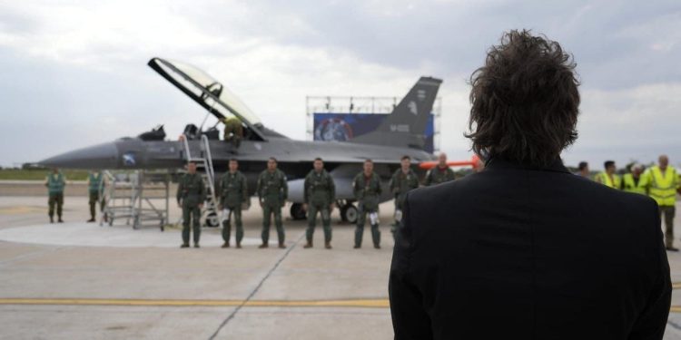 El curioso sticker pegado en uno de los aviones F-16 “en honor al Presidente”