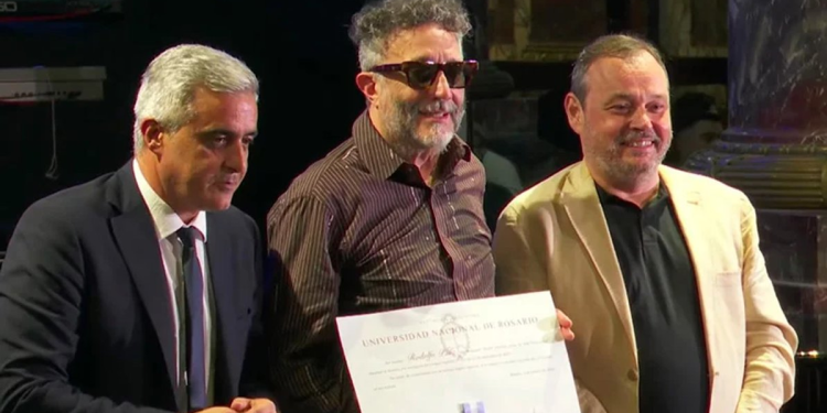 El doctor Fito Páez: recibió el Honoris Causa de la Universidad Nacional de Rosario