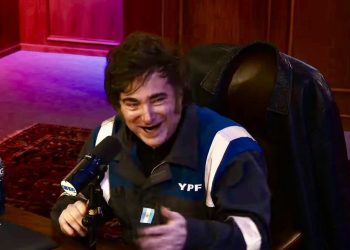 Entre mamelucos e insultos a la oposición: el cosplay de Milei en el streaming oficialista