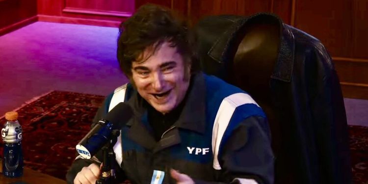 Entre mamelucos e insultos a la oposición: el cosplay de Milei en el streaming oficialista