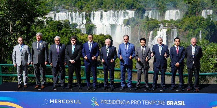 Javier Milei criticó la “burocracia” del Mercosur, exigió firmar el acuerdo con la Unión Europea y apoyó la presión de EEUU sobre Venezuela