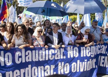 Kicillof participó de la marcha de las Madres de Plaza de Mayo en homenaje a Hebe de Bonafini