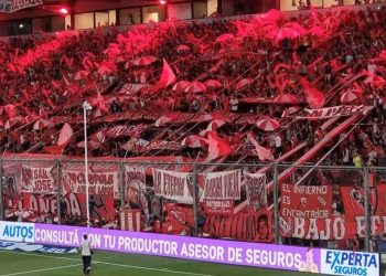 La leyenda del fútbol argentino que recibió un emotivo regalo y no pudo contener las lágrimas