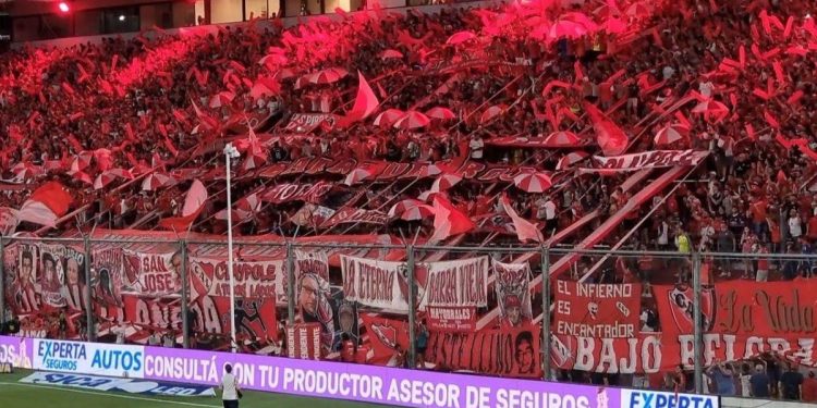 La leyenda del fútbol argentino que recibió un emotivo regalo y no pudo contener las lágrimas
