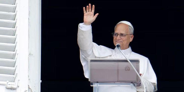 León XIV pidió paz para los pueblos en guerra y bendijo al mundo en su primer Urbi et Orbi