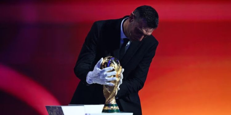 Lionel Scaloni analizó el sorteo del Mundial y contó por qué usó guantes al trasladar la Copa