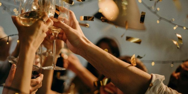 Los poderosos rituales de Fin de Año para hacer a las 00 horas y atraer amor, viajes y dinero