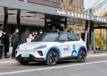 Los robotaxis llegarán a las calles del Reino Unido en 2026, tras una alianza entre Uber y Baidu