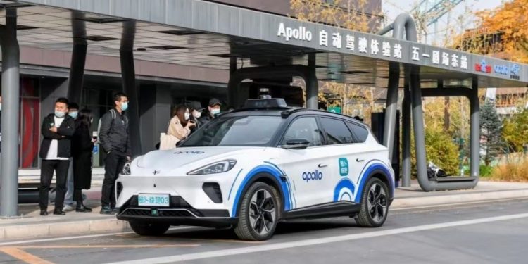 Los robotaxis llegarán a las calles del Reino Unido en 2026, tras una alianza entre Uber y Baidu