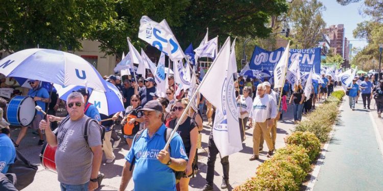 Los trabajadores marcharon contra la reforma laboral en las ciudades patagónicas