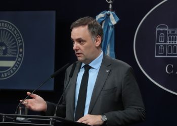 Manuel Adorni desplazó a José Rolandi y nombró a Aimé Vázquez como su mano derecha en la Jefatura