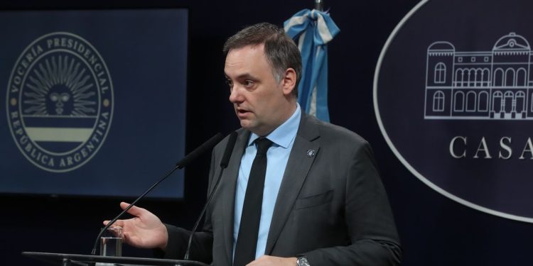 Manuel Adorni desplazó a José Rolandi y nombró a Aimé Vázquez como su mano derecha en la Jefatura