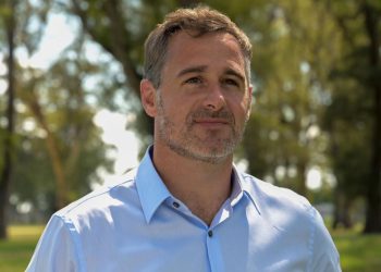 Mientras el gobierno prepara subas de luz y gas, Caputo fustigó a un intendente peronista por un impuesto