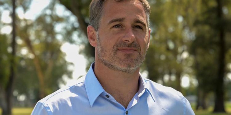 Mientras el gobierno prepara subas de luz y gas, Caputo fustigó a un intendente peronista por un impuesto