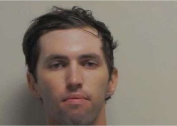 Muerte de Charlie Kirk: el hombre acusado de asesinarlo se presentó por primera vez en persona ante el tribunal