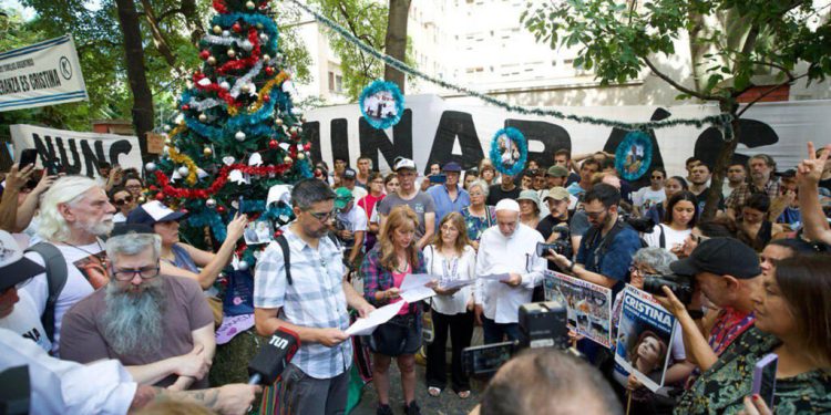 Rezo por vos: oración ecuménica por la salud y la libertad de Cristina en el Otamendi