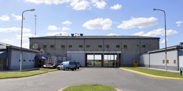 Servicio Penitenciario: allanaron al director por gastar 25 millones de dólares en comida en mal estado para los presos